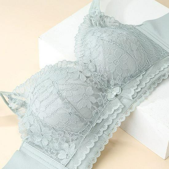 Medium-thickness Lace Push-Up Bra: Wire-Free Support, Lifts, Shapes & Enhances for Smaller Busts.