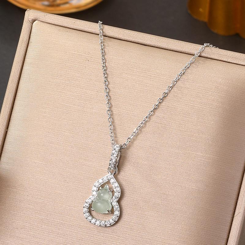 Elegante Pingente de Cabacinha com Fecho de Paz de Jade - Corrente para Clavícula em Aço Titânio no Estilo Chinês Retro