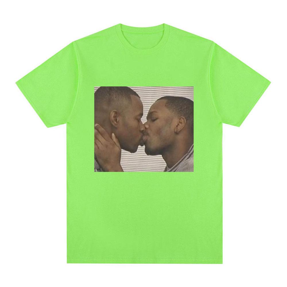Funny Two Men Kissing Meme T Shirt Men Women Fashion Hip Hop Vintage T-shirt 100% Cotton Casual Loose Short Sleeve T-shirts Tops