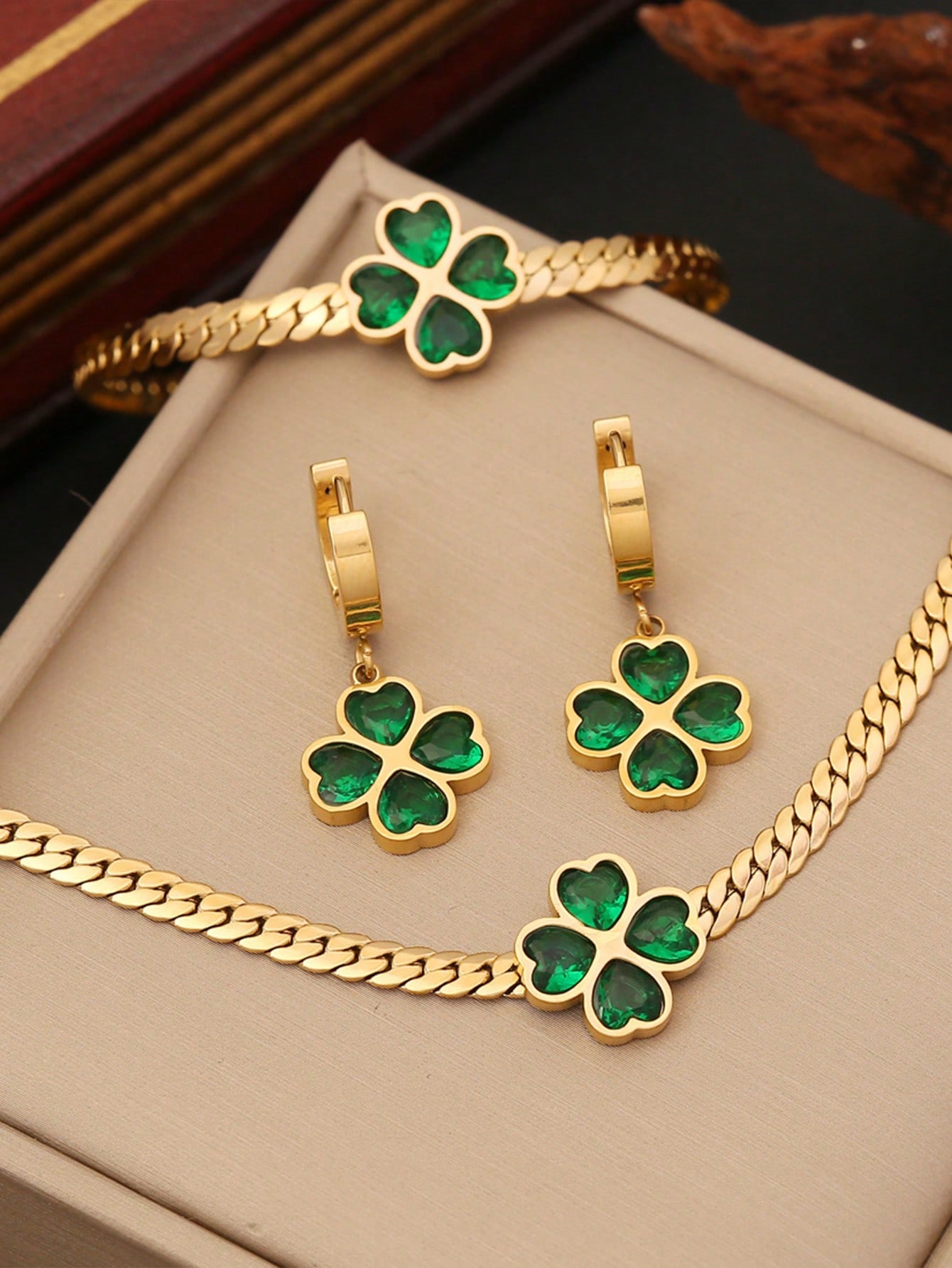 

1 комплект Зеленое сердце Кубический цирконий и в форме цветка Набор ювелирных изделий из нержавеющей стали для женщин, 3 предмета, включая ожерелье, браслет и серьги Necklace + Bracelet + Earrings Set