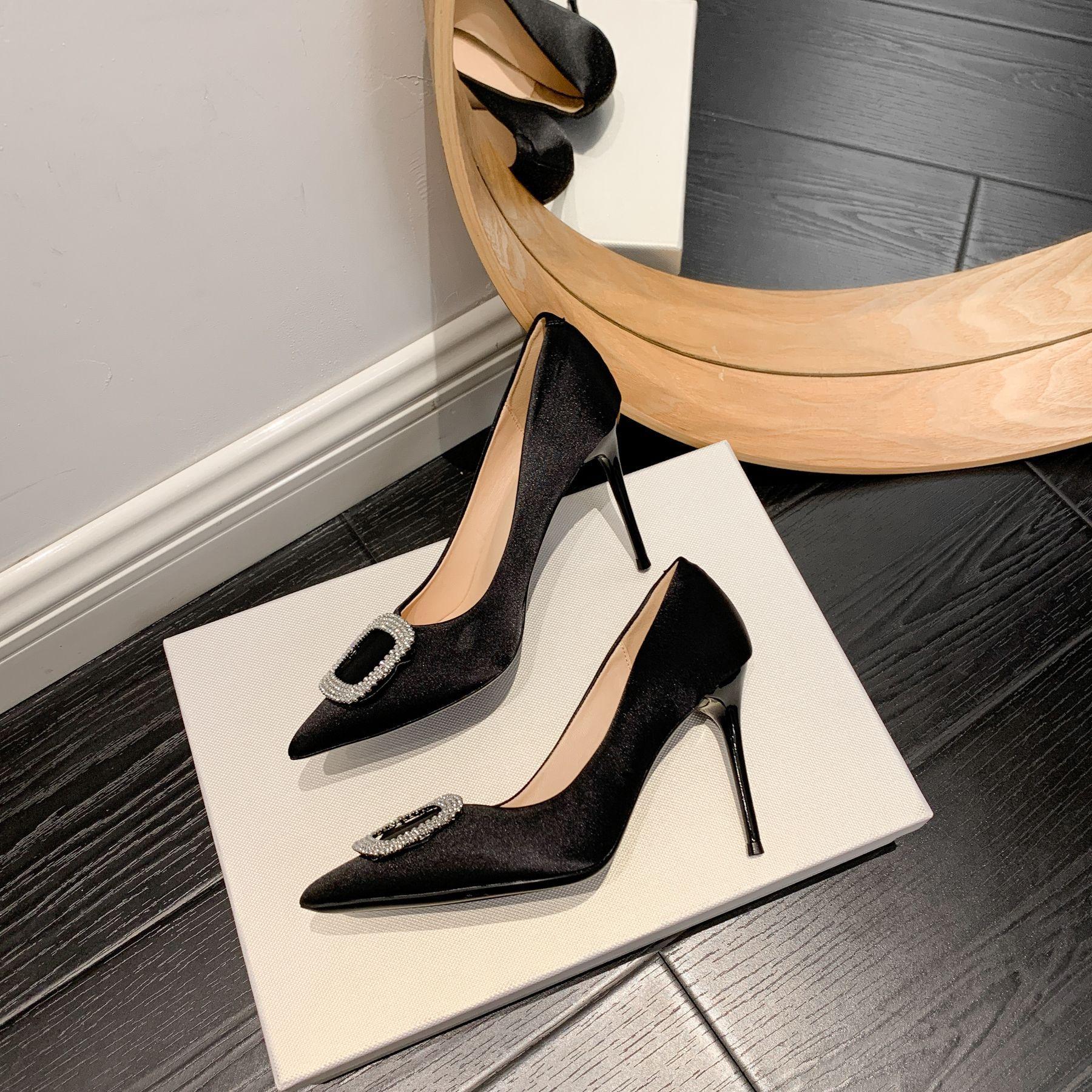 

Белые туфли на высоком каблуке женские осенние новые остроносые с пряжкой из стразов атласные шпильки с открытым вырезом лодочки 40