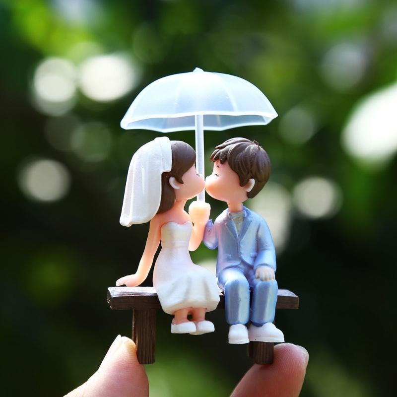 Charm Holding Umbrella Lover Statue Figurine Miniature Figure For Wedding Party and Home Shelf Display Decoration