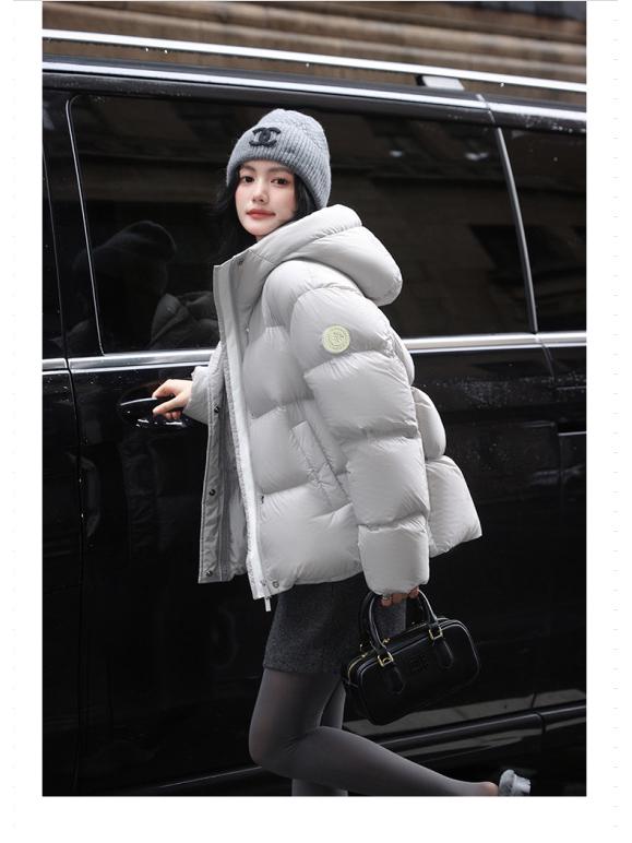 

Женский короткий пуховик 2025: Толстый, с капюшоном, теплый пуховик светло-зеленого цвета с нашивкой на рукаве - Зимний горячий стиль. L (67.5-75 kg) серый