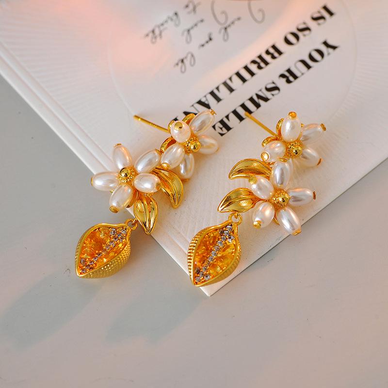 Lemon Petal Pearl Necklace with Zircon Rhinestones