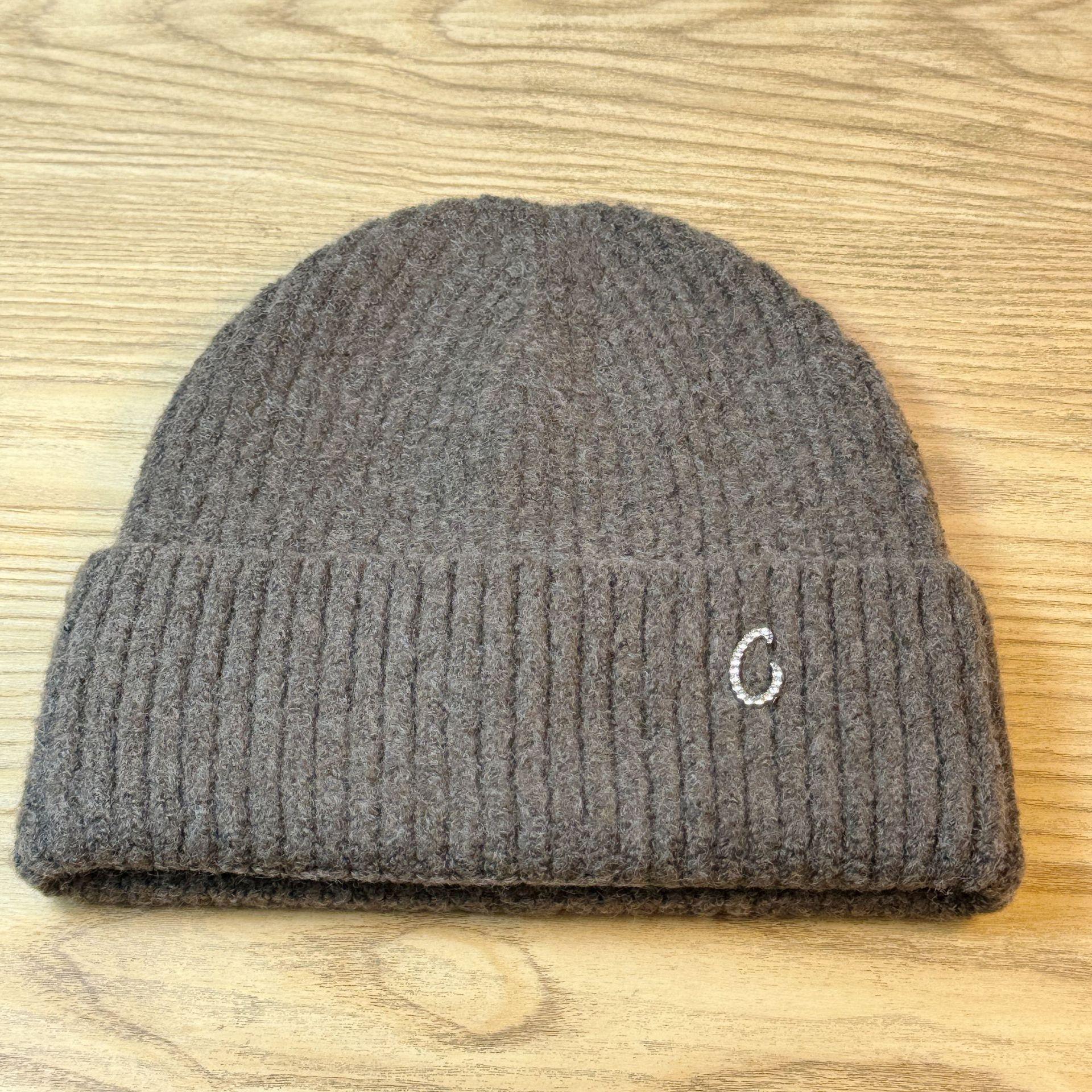 

Осень и Зима Корейский Стиль Все сочетается Теплая Шерстяная Шапка с Большим Обхватом Головы Защита Ушей Маленькая Холодная Шапка, Подчеркивающая Лицо one size