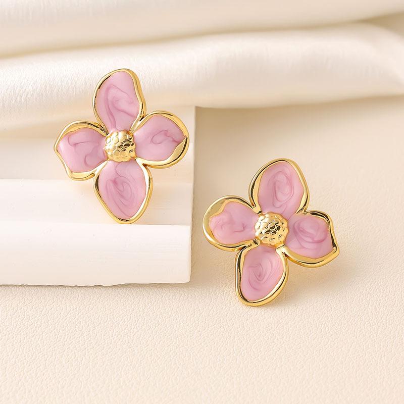 Four-leaf clover stud earrings, high-end stainless steel stud earrings, fashion trend, versatile temperament, retro earrings.