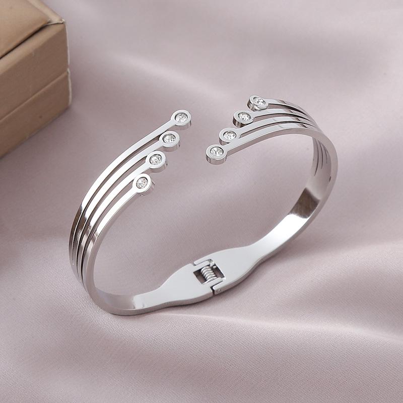 European Retro Feather Rhinestone Layered Cuff Bracelet & Ring Set