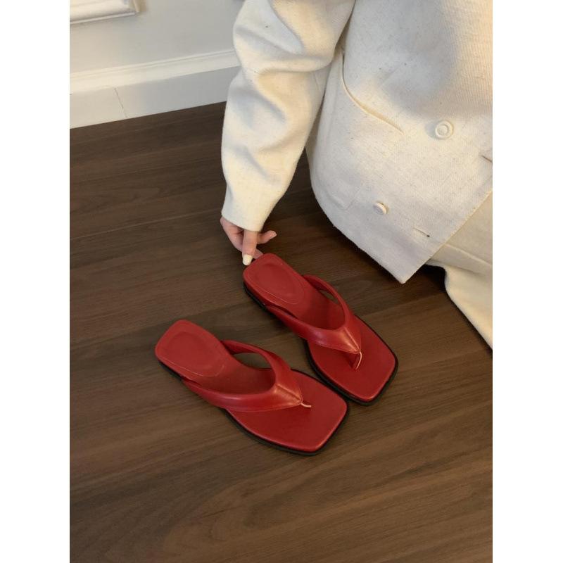 Thick-soled sandals wear French evening wind pinch slippers women's 2025 summer new beach shoes flip-flops high heels