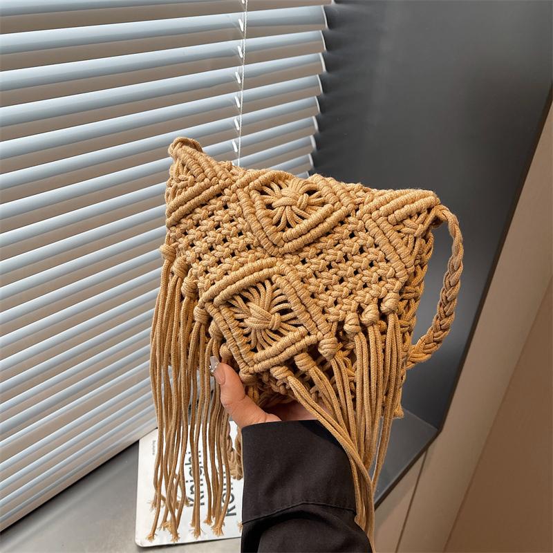 Seaside Beach Straw Bag Women's Vintage Woven Shoulder Bag Tassel Hollow Crossbody Bag