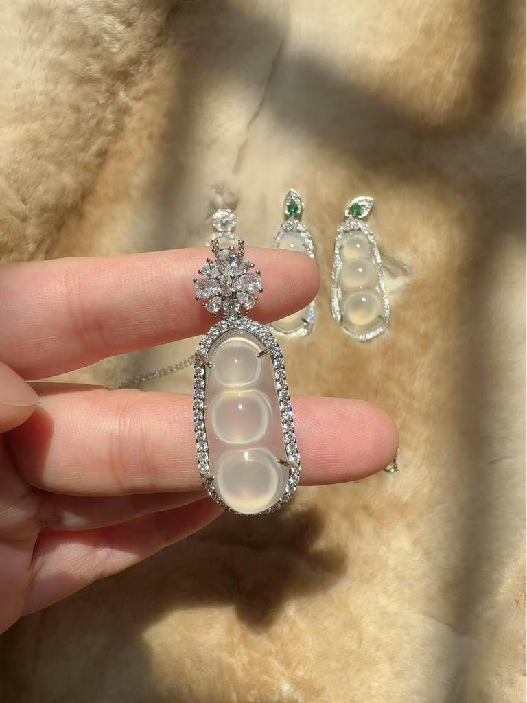 Chinese Style White Chalcedony Lucky Bean Pendant Necklace with Silver Plated Diamond Clavicle Chain