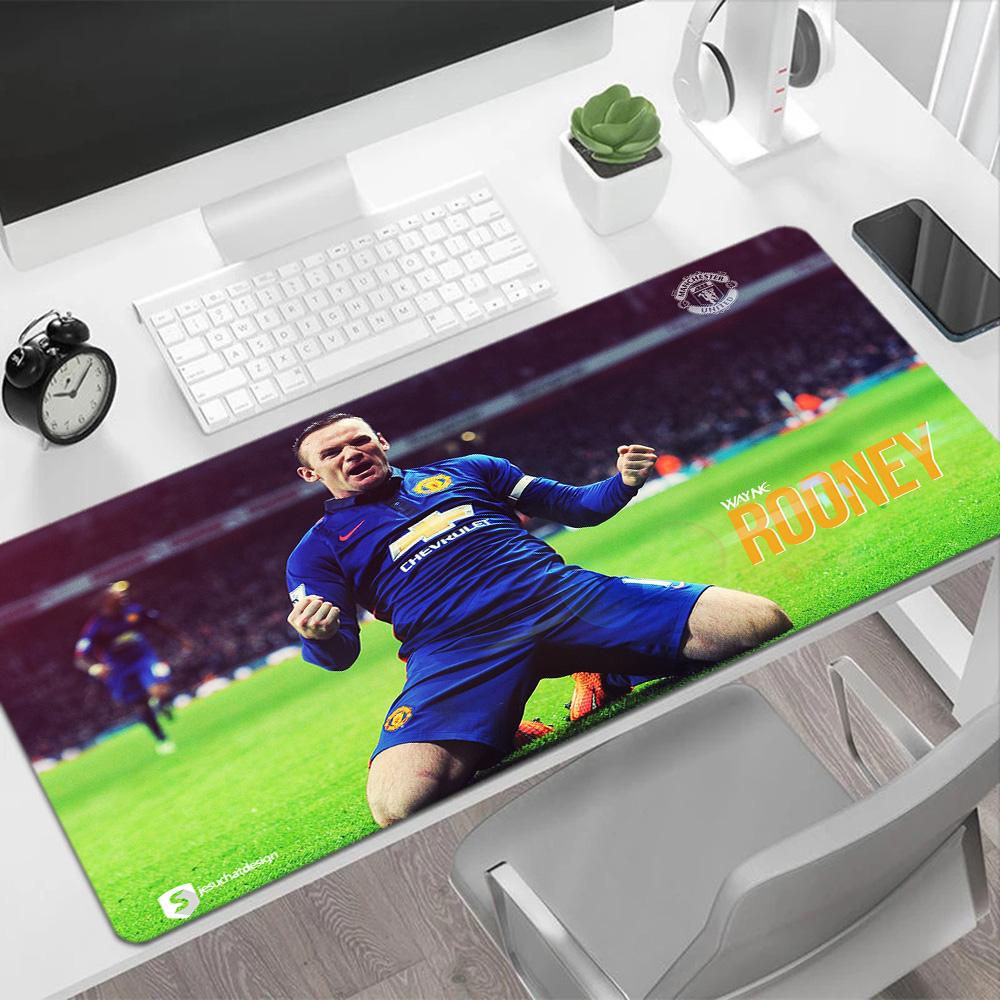 Wayne Rooney Manchester Grand Tapis de Souris Tapis de Souris Gamer Impression HD Tapis de Bureau Fond en Caoutchouc Antidérapant Article de Décoration pour Ordinateur Utilisation au Bureau
