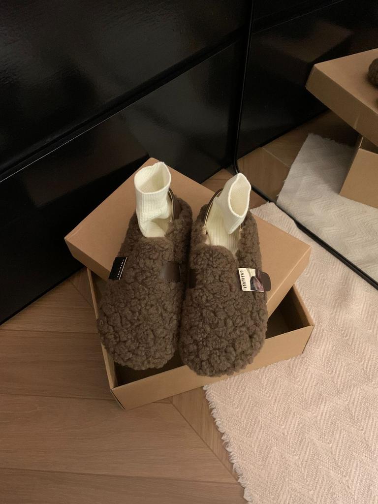 In the Autumn and Winter of 2026, the New Loafers Are Women's Warm and Plush Lamb Wool Shoes, and the Fairy Can Step On the Heel Belt Buckle Beans.