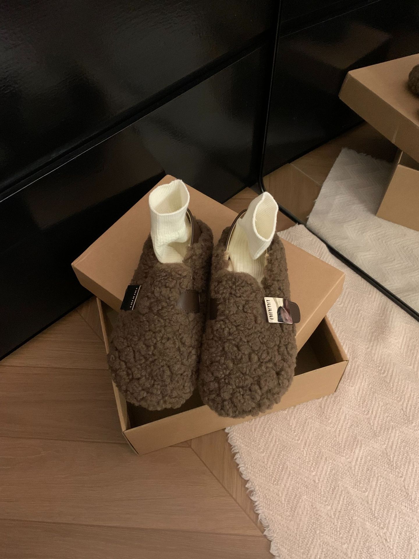 

Осенью и зимой 2026 года новые лоферы - это женские теплые и плюшевые туфли из овечьей шерсти, и фея может наступать на пряжку ремешка на пятке. 39 темно-коричневого