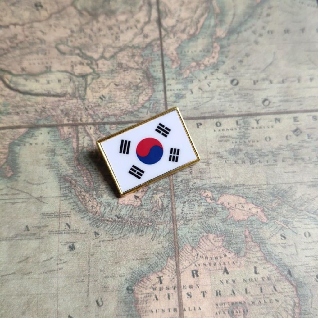 Korean Flag Brooch 2.5 * 1.5cm Zinc Alloy Die-cast Pvc Color Printing and Coating Golden Rectangular Shape