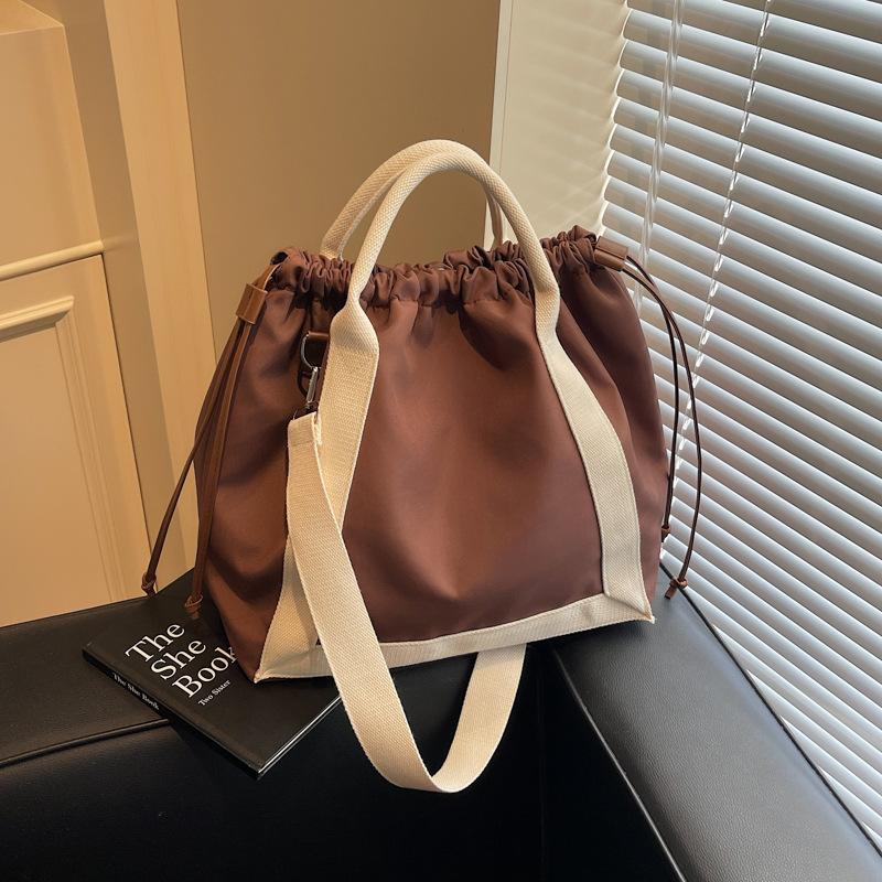 

Canvas bag, female tote bag, large-capacity messenger 2025 new spring and summer versatile college student class commuting bag темно-коричневого