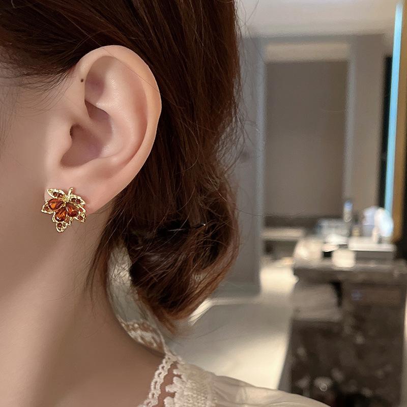 Red Gem Maple Leaf Stud Earrings for Women2023 New Fashion Light Luxury Earrings Retro Simple Crystal Earrings Jewelry Gift