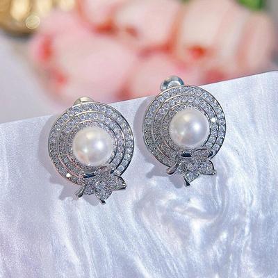 CMM Elegante, schlichte Ohrstecker für Damen im geometrischen Stil mit Kunstperlen, Maiden-Serie, leicht mit der Kleidung kombinierbar
