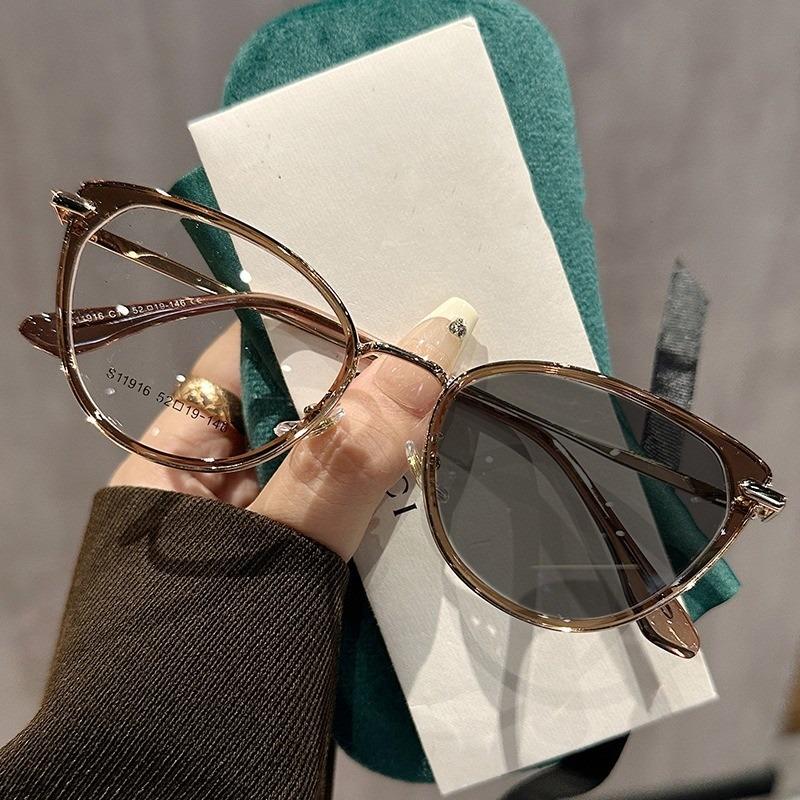Cat Eye Frame Pochromic Glasses Anti -UV Glasses for Women Retro Anti Blue Light Glasses High-end Color Changing Glasses
