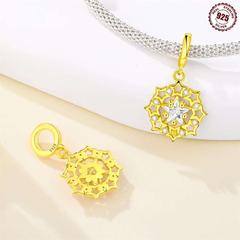 Drehbarer Nachtmützenanhänger aus Kupfer in Gold mit niedlichen Sternen und Monden – ein originelles Schmuckstück für Damen und Mädchen.