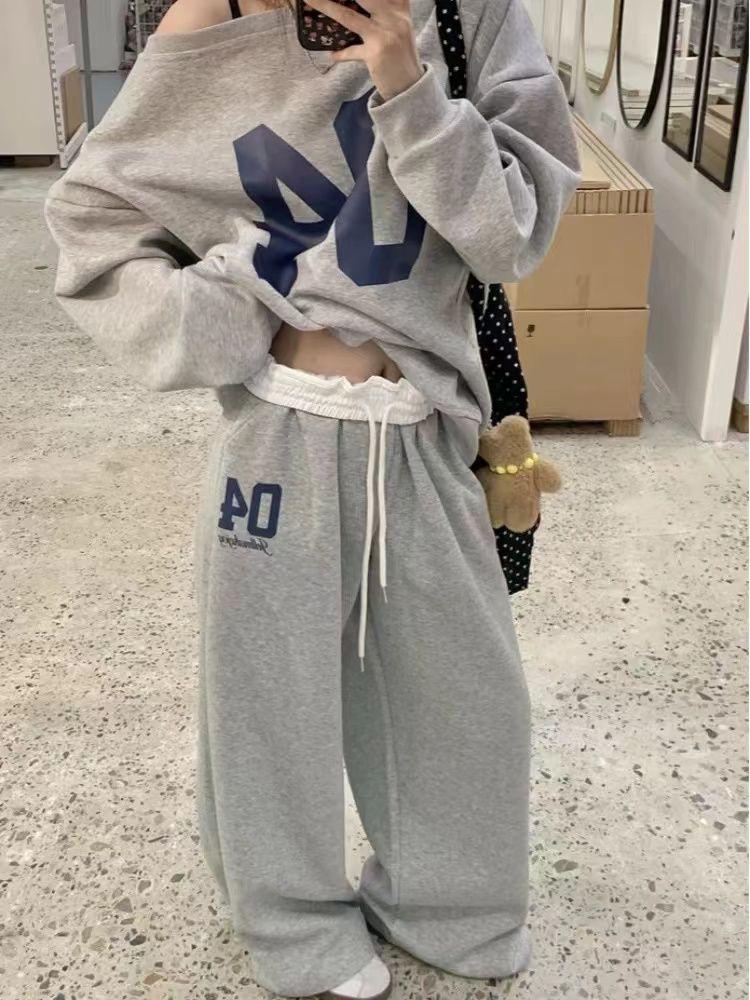 

Серый свитшот с открытыми плечами и ретро-принтом и брюки широкого кроя, женский спортивный костюм-двойка S