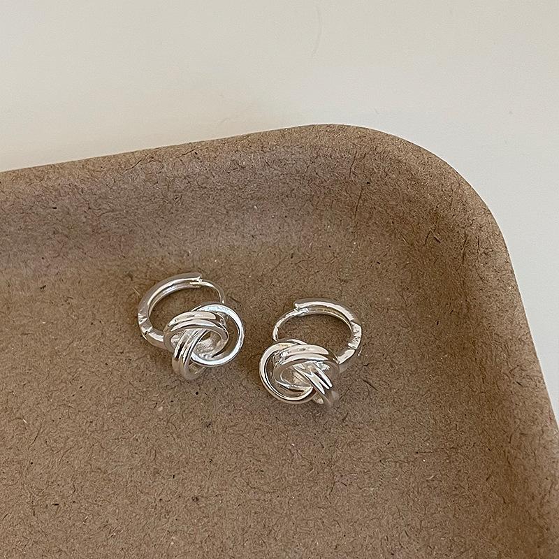 

Маленькие и изысканные универсальные серьги-крученые серьги, простая женская индивидуальность, мода и элегантность, модный темперамент для поездок на работу, серьги.