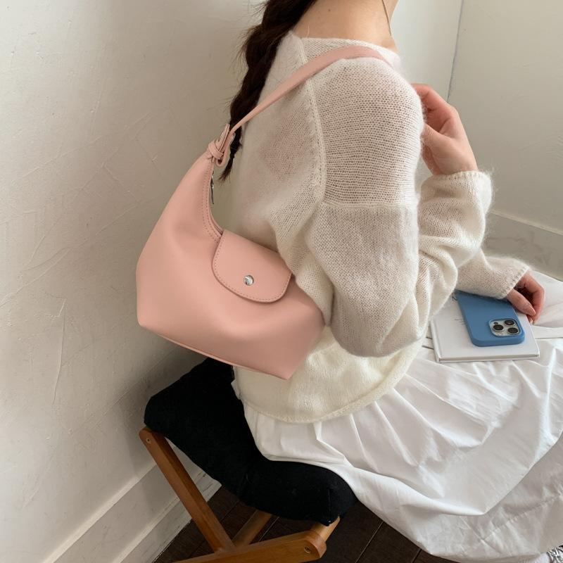 Minimalistische Weiche PU-Schultertasche für Damen Gebogene Silhouette Klappenverschluss
