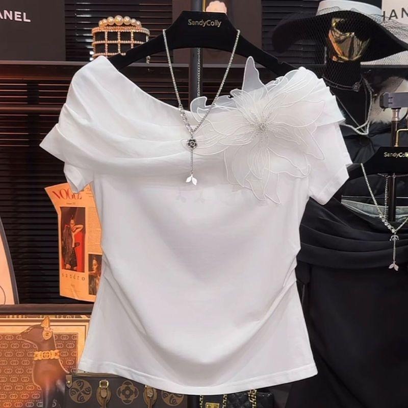 All-match Design Light Luxury Short-sleeved T-shirt for Women with Floral Fashion and Chic Style