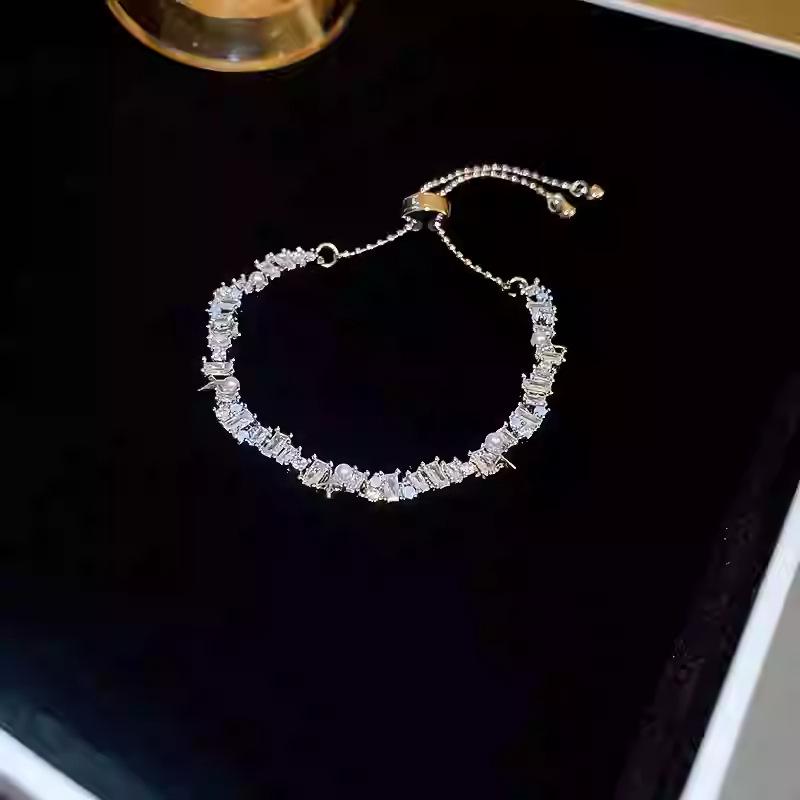 2025 Neues quadratisches Zirkonia-Armband: Elegante Luxus-Handkette für Damen
