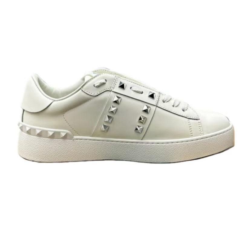 Sapatos brancos de sola grossa com rebites, sapatos casuais esportivos com cadarço versáteis para homens e mulheres, sapatos de skate casuais com combinação de cores para homens