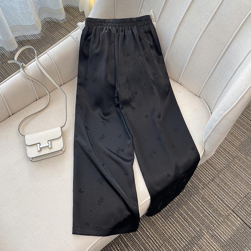 

Брюки из атласного жаккарда с драпировкой и широкими штанинами в китайском стиле на пуговицах-лягушках - Коллекция Весна/Лето 2025 M чёрный