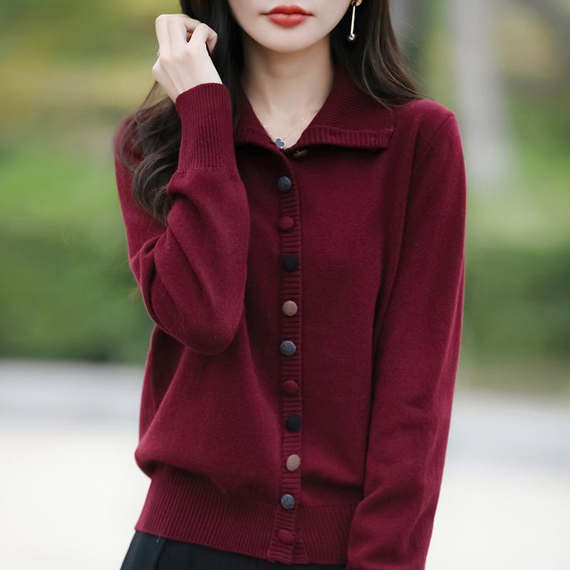 Lekki kardigan damski wykonany w 50% z wełny i w 50% z jedwabiu morwowego – uniwersalny sweter na 4 pory roku zapewniający całoroczny komfort i styl