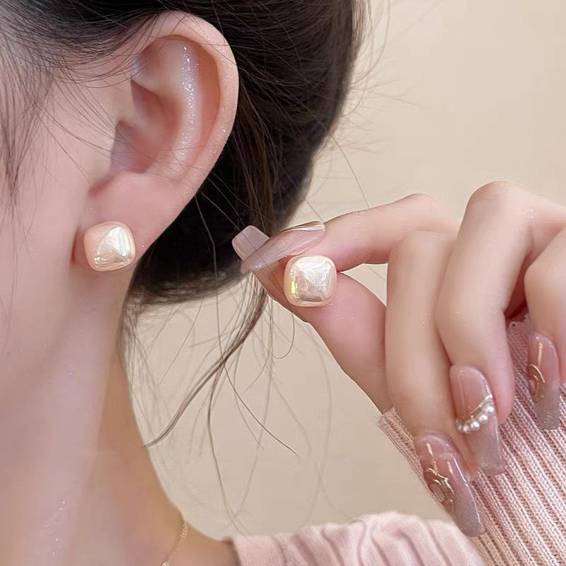 French Small Fragrant Style Pearl Stud Earrings Women's Light Luxury High-end Sense Retro Temperament Earrings Ear Jewelry