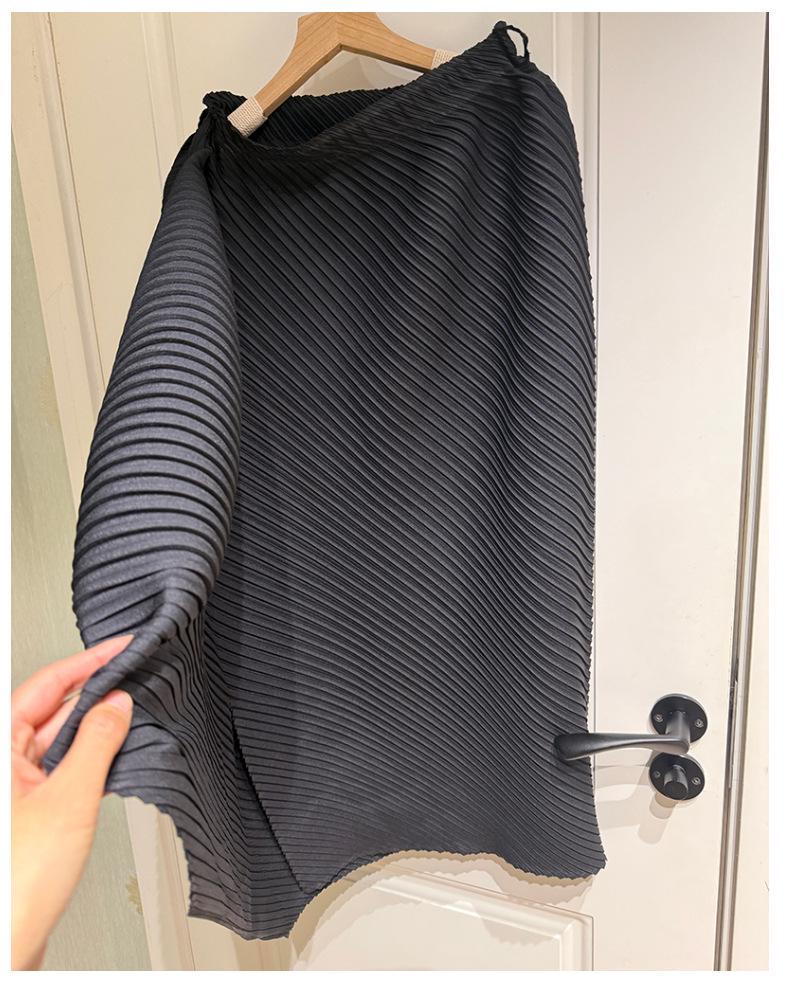 Miyake Schwarzer gefalteter Mid-Length Damenrock mit unregelmäßigem Schlitz