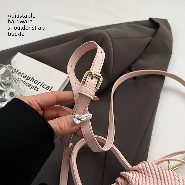 Bolsa de ombro feminina elegante com textura