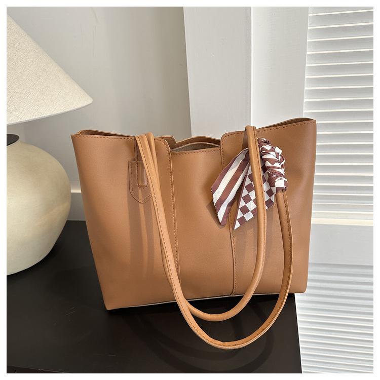 Autumn 2023 Women's Large-Capacity Versatile Tote Bag - Simple, Fashionable Shoulder Bag for Everyday Commute
