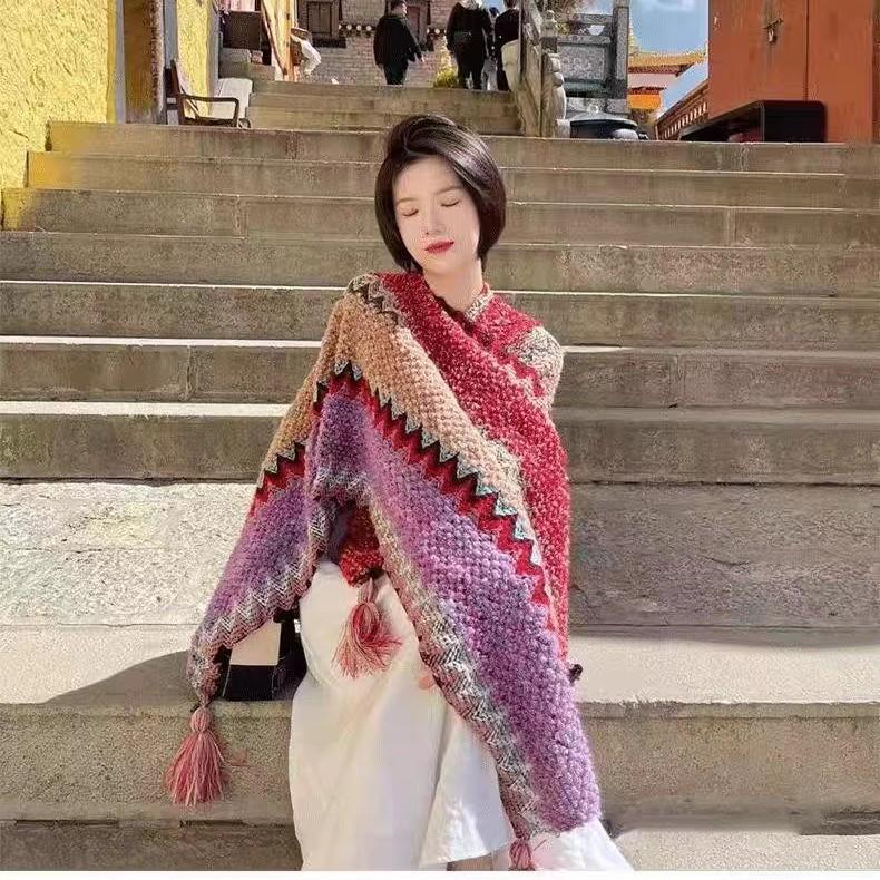 Handgestrickter Schal und Klimaanlagen-Cape im Ethno-Stil mit Quasten