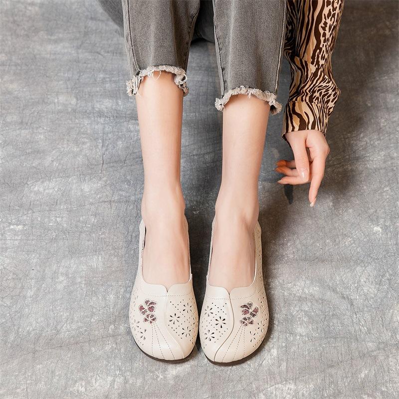 2.5cm Spring and Summer New Mother Sandals Flat Non-slip Hollow National Wind Breathable Women's Shoes