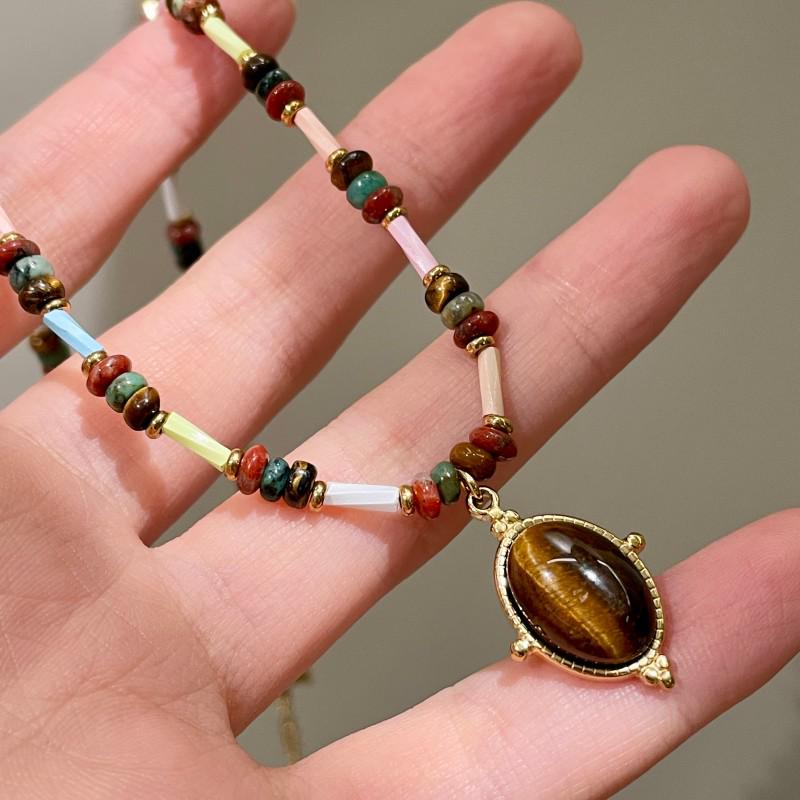 

Винтажное ожерелье-чокер из овальных бусин «Тигровый глаз» с высококачественным кристаллом из натурального камня.