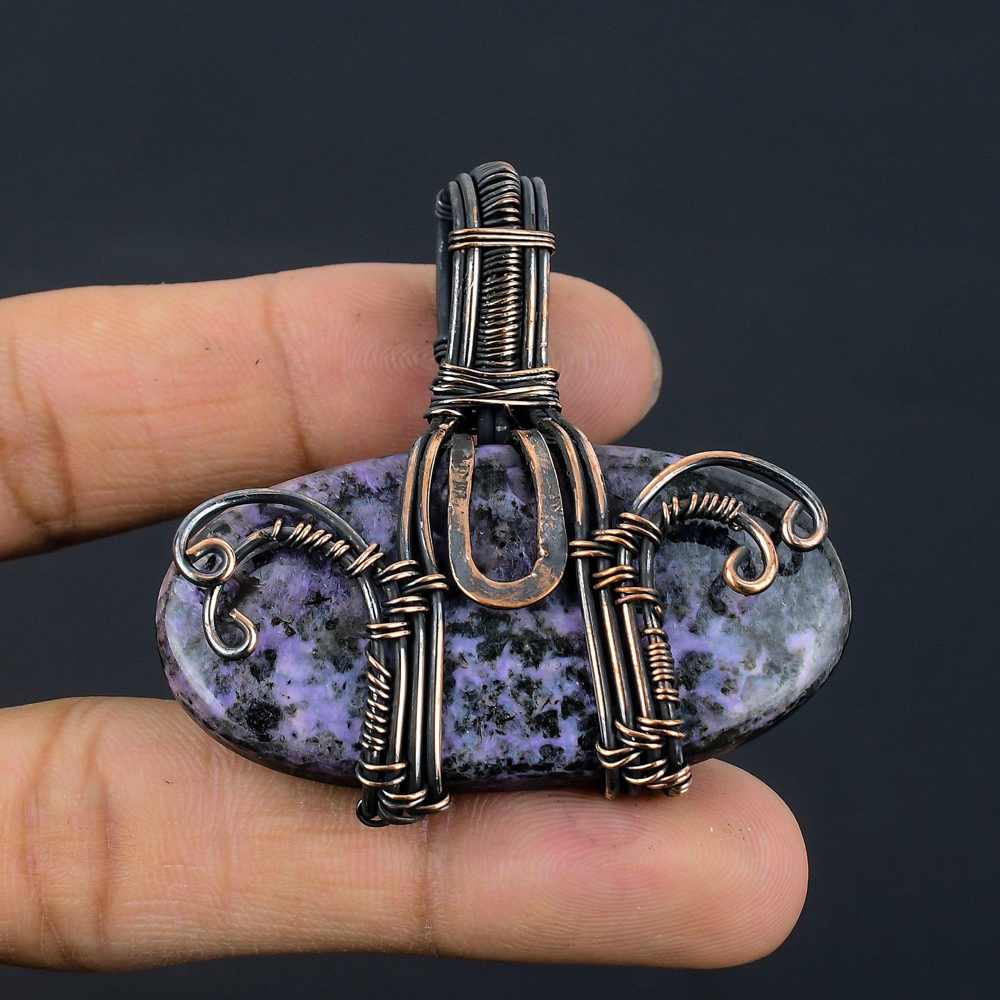 

Русский кулон из чароита, украшения, обернутые медной проволокой 999 пробы, кулон с драгоценным камнем, подарок для нее, изящные украшения ручной работы 2.55 Inches