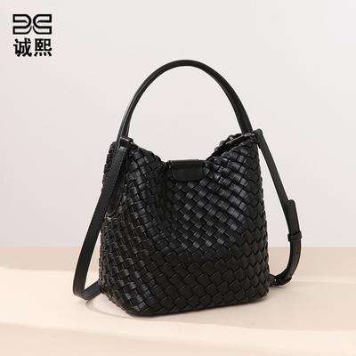 Léto 2025 texturovaná taška přes rameno crossbody dětská a mateřská taška módní ležérní přenosná bucket bag trendy pletená taška ve tvaru zeleninového košíku