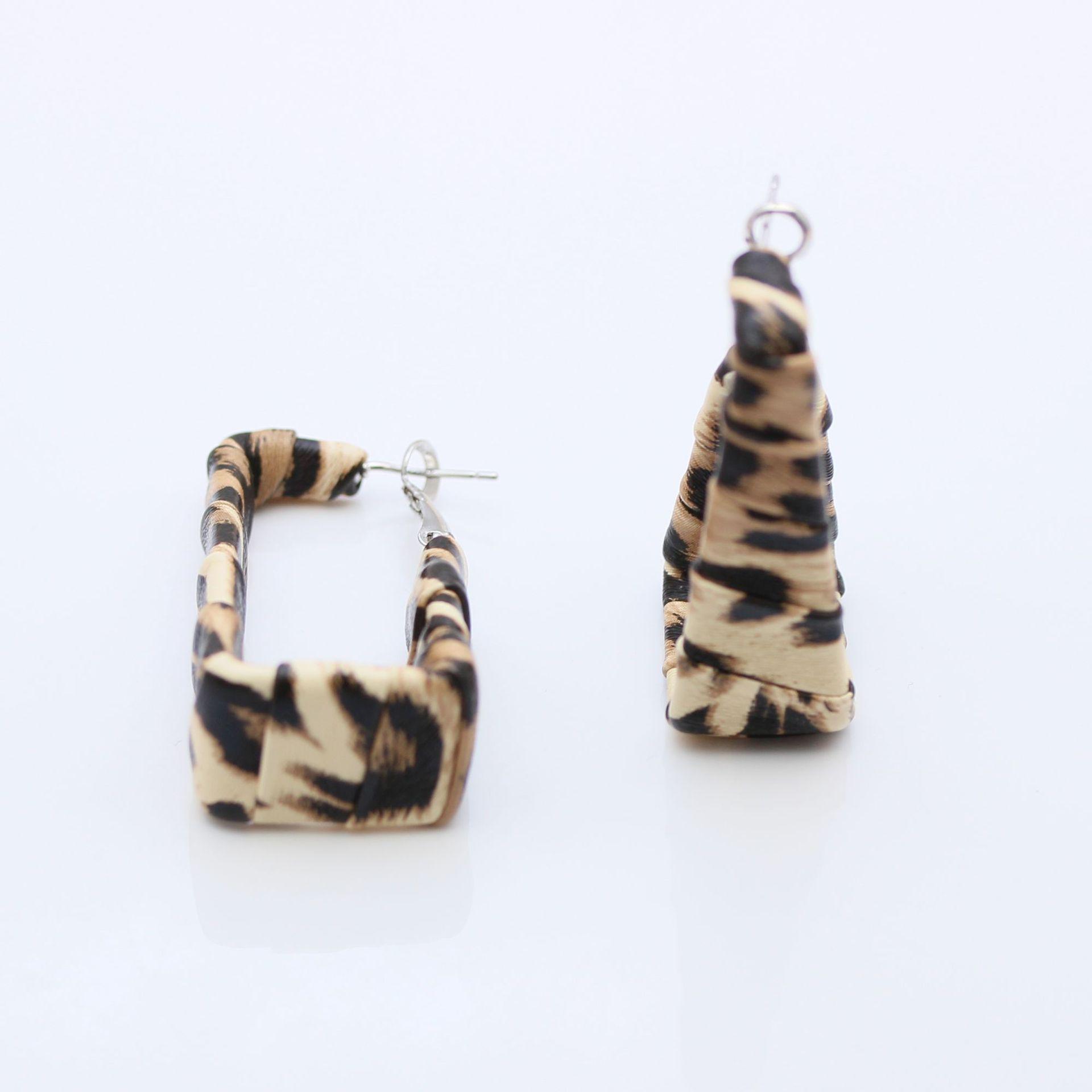 

Геометрические серьги-иглы из серебра с кожей леопардовой расцветки и каффами в стиле Майяра