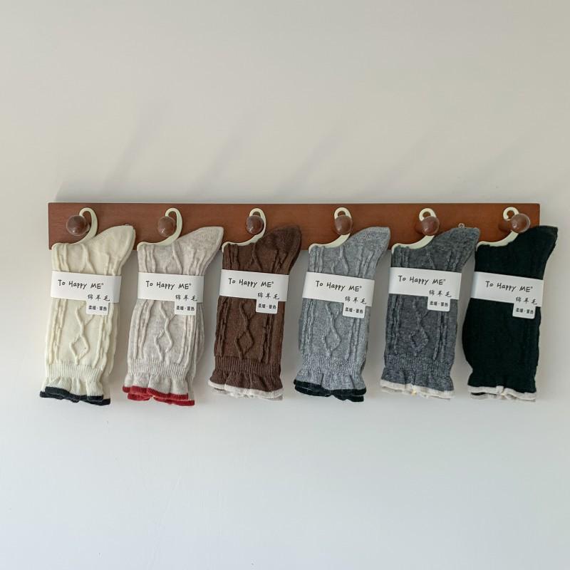 Women's Mid-calf Socks, Winter Fleece Warm Wool Socks, Black and White Women's Flower Bud Mouth Pile Texture Long Socks