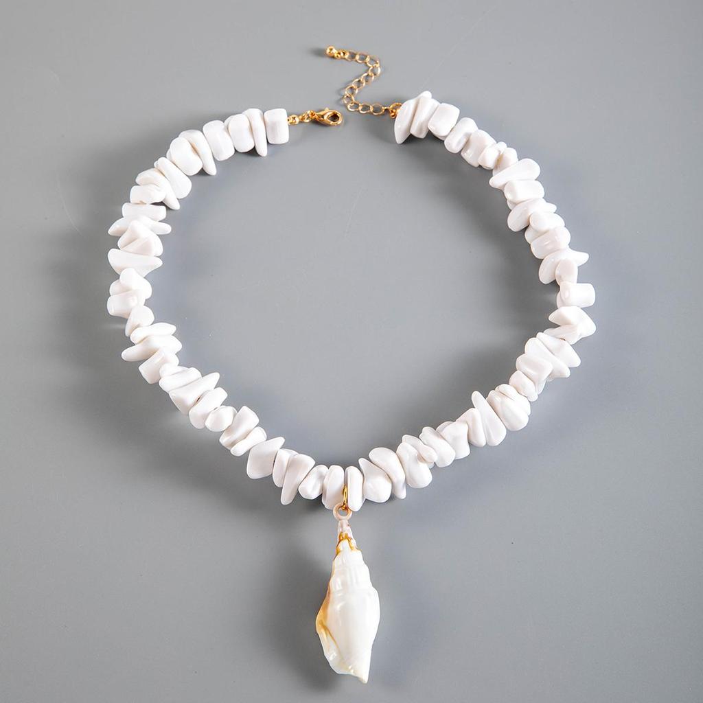 1PCS Fashionable Simple White Crushed Stone Conch Pendant Necklace for Women, Beach Vacation Conch Necklace