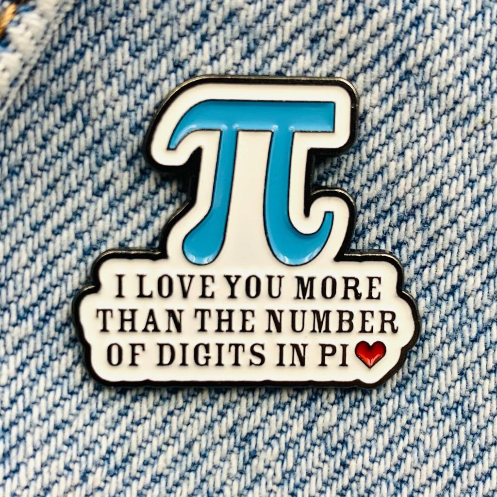 Neue Emaille Pin Mathe PI Spruch Metall Stecker Geschenk Geburtstag 1 Stück
