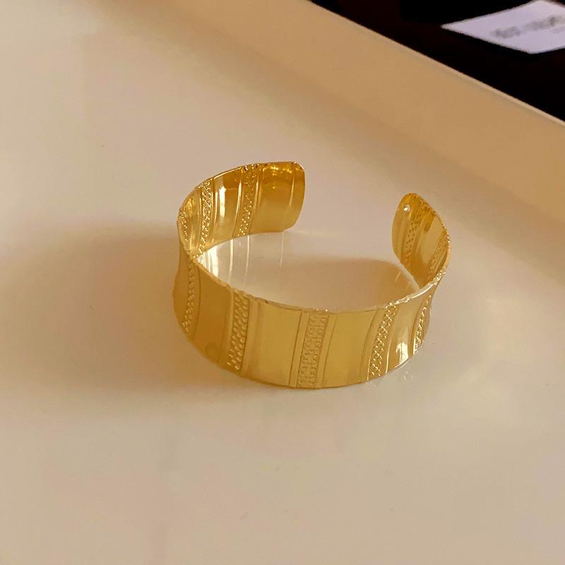 European & American Pleated Metal Bangle: Elegant Cold-Style Bracelet with High-End Luxury Design
