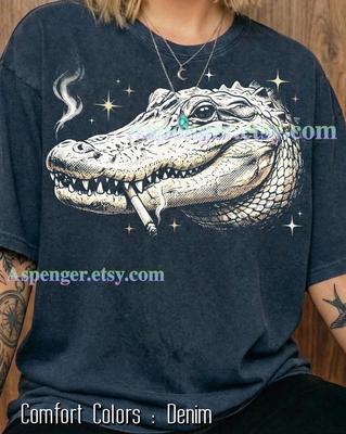 T-shirt Vintage Alligatore Fumatore Stile Grafico Anni '90 Comfort Colors®, Maglione Sbiadito Rettile Retrò, Canottiera Gator Divertente Streetwear Y2K Tagliente,