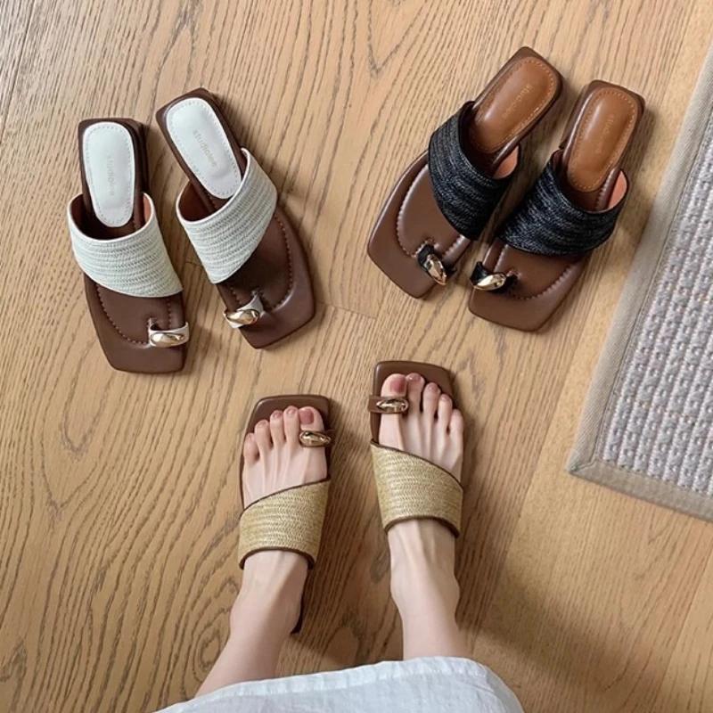 Fashion Retro Weaving Low Heel Slippers Women Fashion Metal Decoration Clip Toe Flip-flops Summer Elegant Brand Designer Beach Sandals