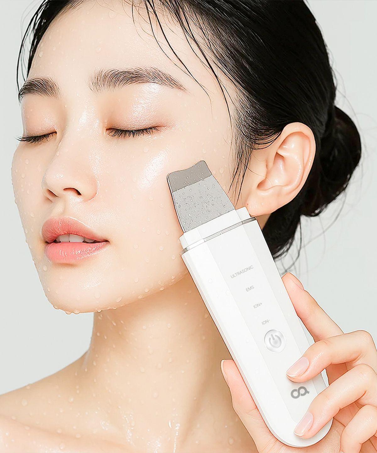 Aqua peeling device, galvanic massager