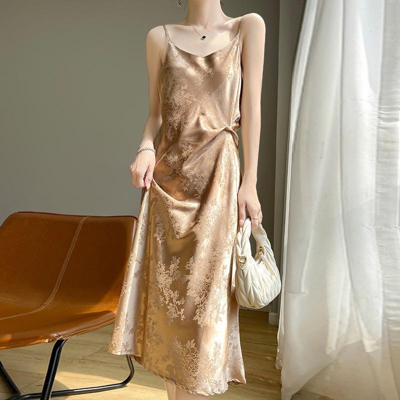 Women's Spring and Summer Lean Jacquard Halter Dress with A Line Collar To Show The Temperament of The Mid-length Dress