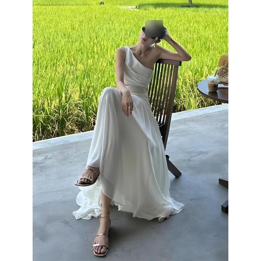Niche cold white slanted shoulder waist dress women's seaside vacation atmosphere super fairy dress